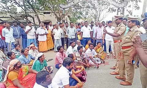 வெள்ளாளப்பட்டியில் நிர்வாகத்திற்கு இடையூறு:ஊராட்சி தலைவர் தலைமையில் பொதுமக்கள் சாலை மறியல்