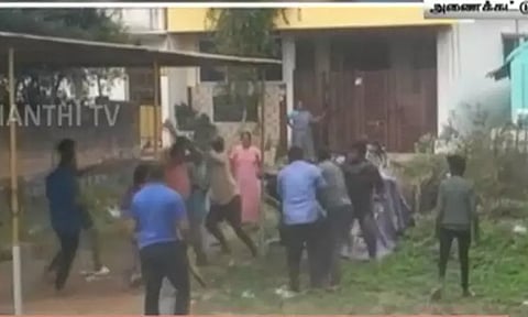 பள்ளி மாணவிக்கு காதல் தொல்லை: தட்டிக்கேட்ட தந்தை மீது வீடு புகுந்து தாக்குதல் நடத்திய கும்பல்..!