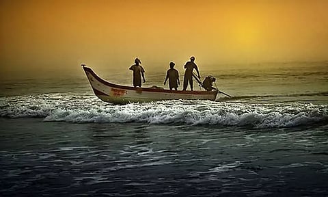 கடற்கொள்ளையர் சுட்டதில் குமரி மீனவர் பார்வை பறிபோனது...!