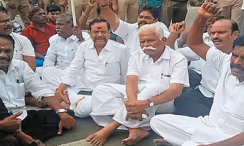 குடிசை மாற்று வாரிய கடைகளை இடிக்க எதிர்ப்பு: வியாபாரிகள் சாலை மறியல்