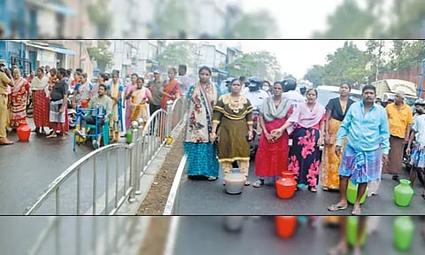 குடிநீரில் கழிவுநீர் கலந்து வருவதாக காலி குடங்களுடன் பொதுமக்கள் சாலை மறியல்