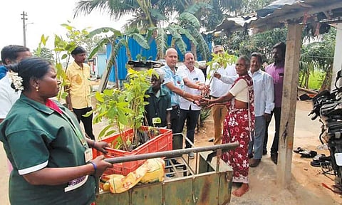 மரக்கன்றுகள் வழங்கும் நிகழ்ச்சி