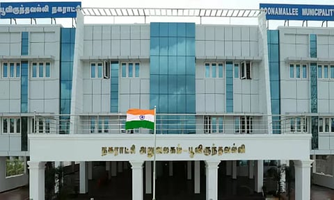 பூந்தமல்லியில் வரி செலுத்தாத கடைகள் மீது நடவடிக்கை; ஒரே நாளில் ரூ.10 லட்சம் வரி வசூல்- பூந்தமல்லி நகராட்சி கமிஷனர்