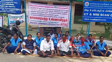 ஈரோடு அரசு ஆஸ்பத்திரியில் ஒப்பந்த பணியாளர்கள் உண்ணாவிரத போராட்டம்