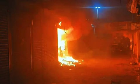 குரோம்பேட்டையில் செல்போன் கடையில் பயங்கர தீ விபத்து - ரூ.20 லட்சம் பொருட்கள் எரிந்து சேதம்