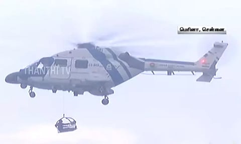 இந்திய கடலோர காவல் படையினர் கடலில் மூழ்கியவரை தேடுதல், மீட்பது போல் ஒத்திகை..!