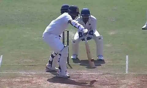 கையில் எலும்பு முறிவு: காயத்தையும் பொருட்படுத்தாமல் ஒற்றை கையால் பேட்டிங் செய்த விஹாரி...வீடியோ