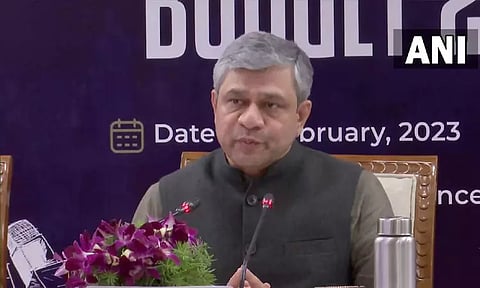 ஹைட்ரஜன் ரெயில் நடப்பு ஆண்டு டிசம்பருக்குள் வெளிவரும்: மத்திய ரெயில்வே மந்திரி தகவல்