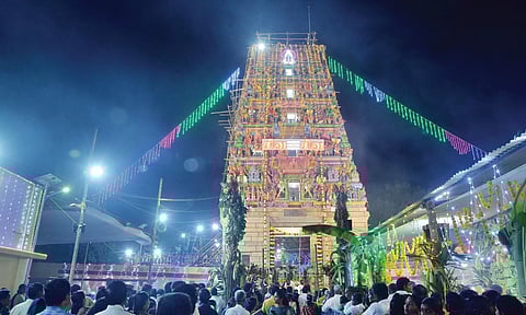 திருப்பூர் நல்லூரில் உள்ள விசாலாட்சி உடனமர் விஸ்வேஸ்வரசாமி கோவில் கும்பாபிஷேகம் நடைபெற்றது. இதில் திரளான பக்தகர்கள் கலந்து கொண்டு சாமிதரிசனம் செய்தனர்.