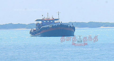 4 நாட்களாக குருசடை தீவு கடல் பகுதியில் காத்திருக்கும் மிதவை கப்பல், மீன்பிடி படகுகள்