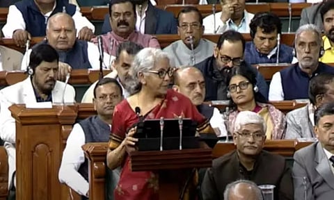 பட்ஜெட் தாக்கலை பார்க்க வந்த நிதி மந்திரியின் குடும்பம்