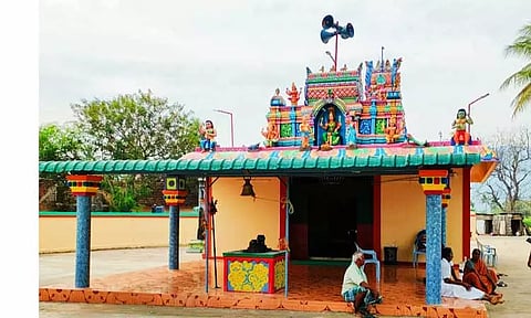 கோவில் பூட்டை உடைத்து 6½ கிலோ வெள்ளி கவசம்-தாலிச்சங்கிலி கொள்ளை