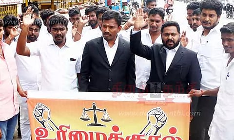 பார்கவுன்சில் உறுப்பினர்களுக்கு பாதுகாப்பு கேட்டுசேலத்தில் வக்கீல்கள் ஆர்ப்பாட்டம்