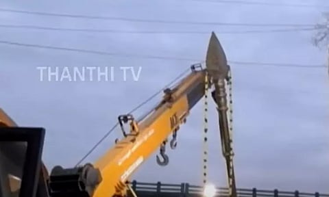 பழனியில் 24 அடி வேல் சிலையை அதிகாரிகள் அகற்றியதால் பக்தர்கள் அதிர்ச்சி...!