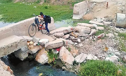 காஞ்சீபுரத்தில் சேதமடைந்த தரைப்பாலத்தை ஆபத்தான முறையில் கடந்து செல்லும் பொதுமக்கள்; சீரமைக்க கோரிக்கை