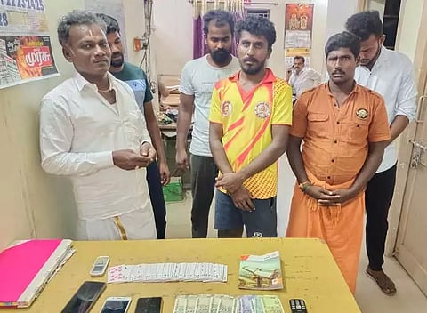 விழுப்புரம் அருகே பணம் வைத்து சூதாடிய 6 பேர் கைது