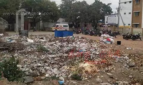 பெரம்பலூர் அரசு மருத்துவமனை வளாகத்தில் கொட்டப்படும் மருத்துவக்கழிவுகளால் சுற்றுச்சூழல் பாதிப்பு