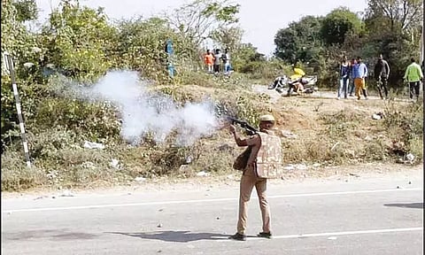 எருதுவிடும் விழாவுக்கு அனுமதி மறுப்பு: பொதுமக்கள் சாலை மறியலில் பயங்கர வன்முறை - தடியடி