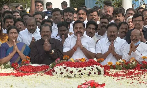 54-வது நினைவு தினம்: பேரறிஞர் அண்ணா நினைவிடத்தில் எடப்பாடி பழனிசாமி மரியாதை..!