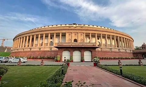 எதிர்கட்சிகளின் அமளி காரணமாக, நாடாளுமன்ற இரு அவைகளும் ஒத்திவைக்கப்பட்டது