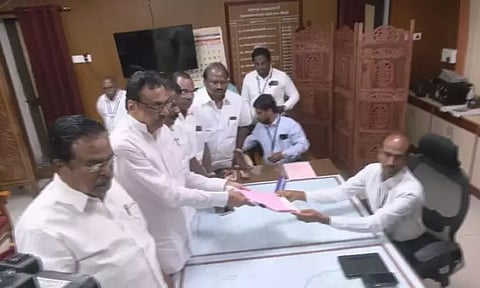 ஈரோடு இடைத்தேர்தல்: காங்கிரஸ் வேட்பாளர் ஈ.வி.கே.எஸ் இளங்கோவன் வேட்புமனு தாக்கல்..!