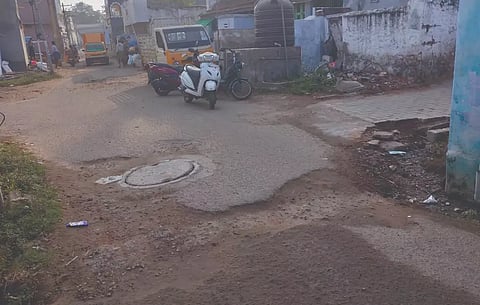 உடுமலை பகுதியில் பல்லாங்குழியான சாலைகளால் பொதுமக்கள் அவதிப்படும் நிலை உள்ளது.