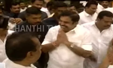 ஈரோட்டில் அதிமுக மூத்த நிர்வாகிகளுடன் ஈ.பி.எஸ் அவசர ஆலோசனை...!