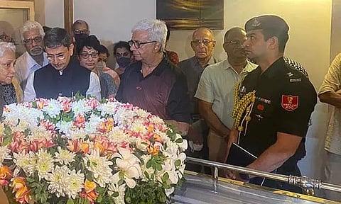 மறைந்த பின்னணி பாடகி வாணி ஜெயராம் உடலுக்கு கவர்னர் ஆர்.என்.ரவி அஞ்சலி