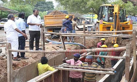 பக்கிள் ஓடை பகுதியில்சிமெண்டு சாலைகள் அமைக்கும் பணி