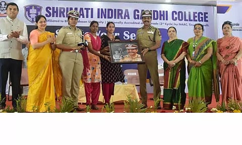 உயர் இடத்தை பெற போராட வேண்டும் ஸ்ரீமதி இந்திராகாந்தி கல்லூரி நிகழ்ச்சியில் டி.ஜி.பி. சைலேந்திரபாபு பேச்சு