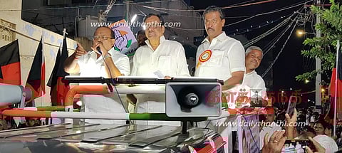 "உங்களுக்கு சேவையாற்ற ஒரு வாய்ப்பு தாருங்கள்"- ஈரோட்டில் ஈ.வி.கே.எஸ்.இளங்கோவன் பிரசாரம்