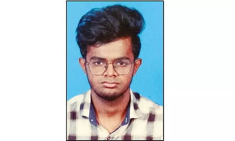 காதலியுடன் தனிமையில் இருந்ததை தாய் பார்த்ததால் 50 அடி உயர மாடியில் இருந்து குதித்த சட்டக்கல்லூரி மாணவர் சாவு