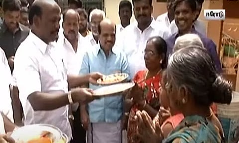 திடீரென பெண்களுக்கு ஆரத்தி எடுத்து இன்ப அதிர்ச்சி கொடுத்த அமைச்சர் மா.சுப்ரமணியன்