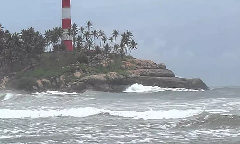 கோவளத்தில் ராட்சத அலையில் சிக்கிய என்ஜினீயரிங் மாணவர்கள் 2 பேர் மாயம்