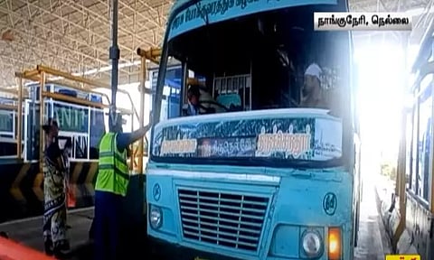 பாஸ்டேக்கில் பணம் இல்லாத காரணத்தால் தடுத்து நிறுத்தப்பட்ட அரசு பேருந்து - கடும் சிரமத்திற்குள்ளான பயணிகள்