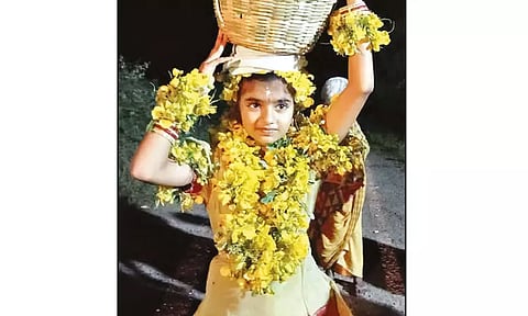 மழை பெய்து விவசாயம் செழிக்க வேண்டி சிறுமியை நிலா பெண்ணாக பாவித்து கிராம மக்கள் வினோத வழிபாடு