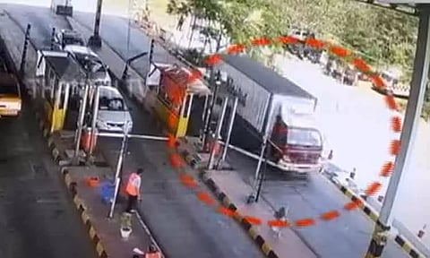 சினிமா பாணியில் டோல்கேட் தடுப்பை உடைத்துச் சென்று லாரியை திருட முயன்ற நபர் கைது