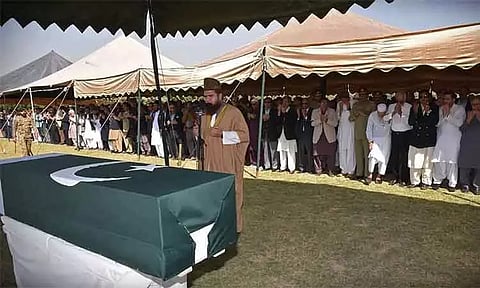 பாகிஸ்தான் முன்னாள் அதிபர் பர்வேஸ் முஷரப் உடல் கராச்சியில் ராணுவ மரியாதையுடன் அடக்கம்