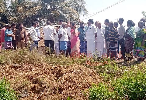 புதிய பயணிகள் நிழற்கூடம் அமைக்க பொதுமக்கள் எதிர்ப்பு