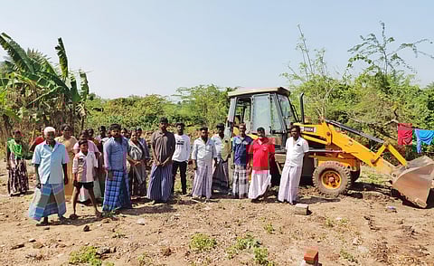 சமுதாயக்கூடம் கட்டும் பணியை தடுத்து நிறுத்திய கிராம மக்கள்