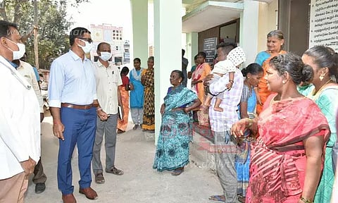 பள்ளி, கல்லூரி, மருத்துவமனையில் கலெக்டர் திடீர் ஆய்வு