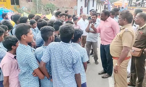 பஸ்களில் பாதுகாப்பாக பயணம் செய்யவேண்டும்