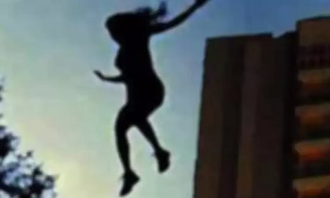 அடுக்குமாடி குடியிருப்பின 10-வது மாடியில் இருந்து விழுந்து வங்கி அதிகாரி மனைவி பலி - போலீசார் விசாரணை