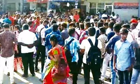 கூடுவாஞ்சேரி-கொட்டமேடு சாலை மார்க்கத்தில் உரிய நேரத்துக்கு பஸ்கள் வராததால் மாணவ- மாணவிகள் அவதி