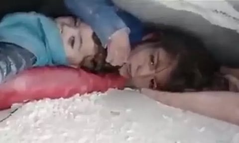 நிலநடுக்க இடிபாடுகளில் 30 மணிநேரம்... சகோதரனை அணைத்து காப்பாற்றிய சிறுமி; வைரலாகும் வீடியோ