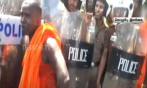 இலங்கையில் 13-வது சட்ட திருத்தத்தை அமல்படுத்த எதிர்ப்பு - நாடாளுமன்றத்தை முற்றுகையிட்ட புத்த துறவிகள்