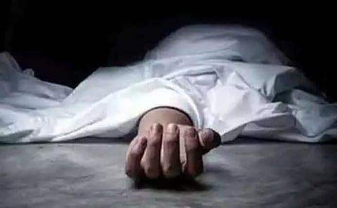 ஓட்டல் கழிவுநீர் குட்டையில் வாலிபர் பிணம்