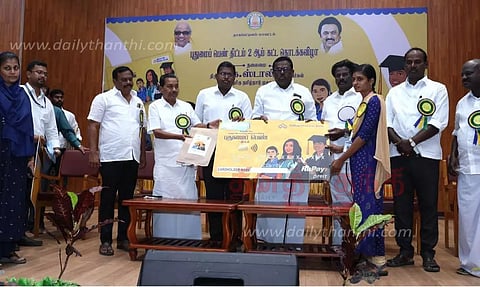 1,603 மாணவிகளுக்கு மாதாந்திர கல்வி உதவித்தொகை