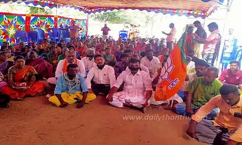 வாயில் கருப்பு துணி கட்டி விவசாயிகள் தர்ணா