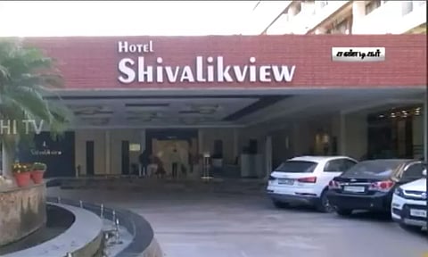 ஓட்டலில் ரூ. 22 லட்சம் பில் பாக்கி: தொழிலதிபர்களின் கார்களை ஏலம் விட முடிவு - சுற்றுலாத்துறை அதிரடி